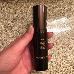 Hourglass Veil Foundation Light Beige!